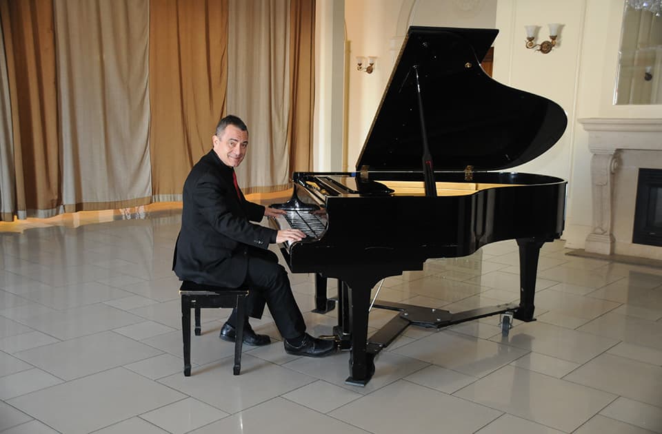 Frank Baggetta performing at a live event in Toronto